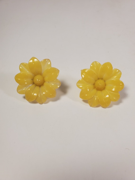 Vintage 1960s Yellow Daisy Clip Ons Earrings