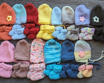 Gestrickte Baby Mütze und Beute-Sets