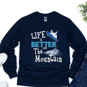 Life is Better On The Mountain Langarmshirt, Snowboard Shirt, Ski-Shirts, Auf der Hänge, Abenteuer Shirt, Bergshirt, Wandern