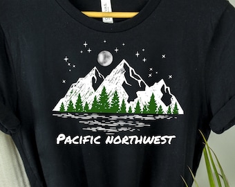 Camicia Pacific Northwest, TShirt PNW, Camicia da montagna, Camicia avventurosa, TShirt outdoor, Tshirt all'aria aperta, Regalo per gli amanti dell'outdoor