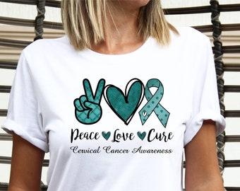 Może przedstawiać: Biała koszulka z symbolem pokoju, sercem i turkusową wstążką. Tekst brzmi "Peace Love Cure Cervical Cancer Awareness".