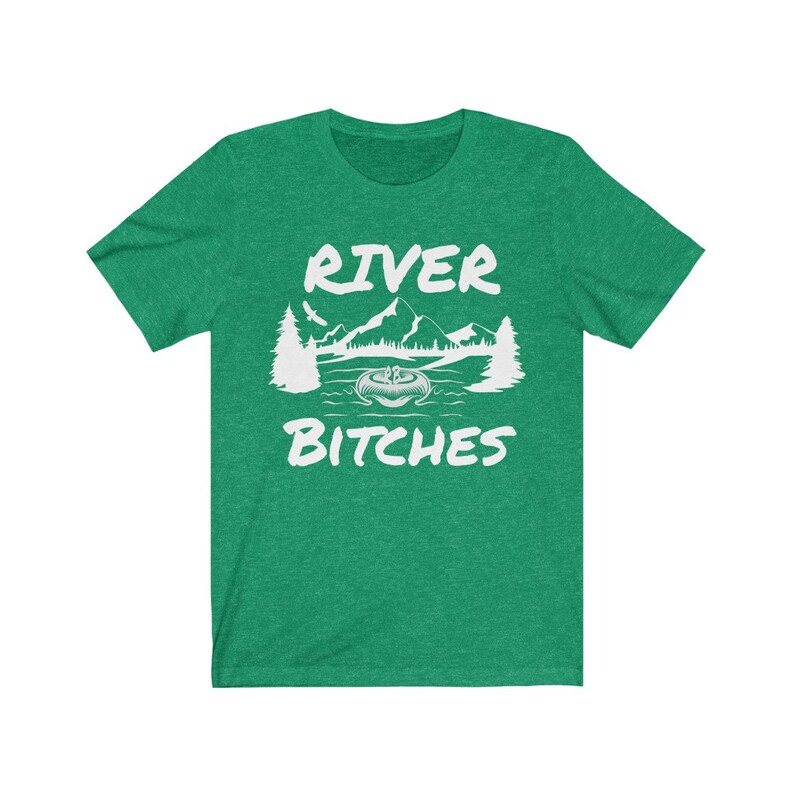 Pu&ograve; includere: Maglietta verde con testo bianco che dice "River Bitches" e una grafica di una scena di fiume con montagne e alberi.