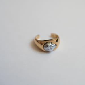 Anillo Basa hecho a mano con perla de Tahití en oro de 14 quilates. Fornitura de perla real YoYo.