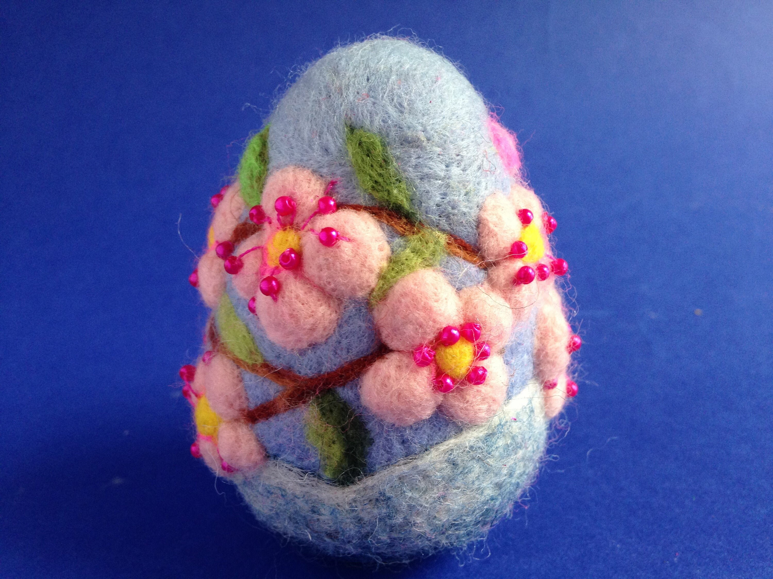 Ornement d'oeuf Senti d'aiguille de Pâques Fleur Cerise.