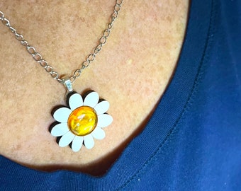 Cute hand painted daisy pendant with upcycled soda can 'jewel', one-of-a-kind, quirky, fun, handmade, sustainable bamboo, eco-friendly gift