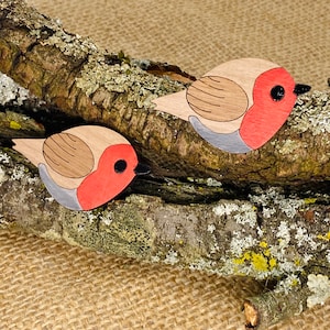 Cute hand painted English Robin bird brooch, walnut, badge, fun, party, handmade festive gift