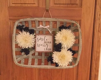 Cesta de tabaco gran encalada con flores blancas y marinas.