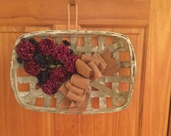 Cesta de tabaco pequeña encalada con ciruela y flores de color azul marino.