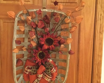 Cesta de tabaco grande lavada blanca con girasoles de otoño