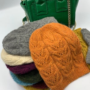 Handgestrickte Mützen. Weiche Spitzenmützen gestrickt. Wollmütze handgestrickt. Festgelegt. Geschenk für Frauen. Set für Frauen. Gestrickte Mützen. Geburtstagsgeschenk.