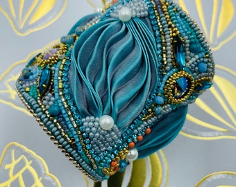 Pulsera “Conchas”. Pulsera hecha a mano con cinta de seda Shibori, cristales Swarovski y perlas naturales. Regalo perfecto para mujer. Regalo de cumpleaños