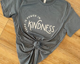 Hay poder en la camiseta Kindness