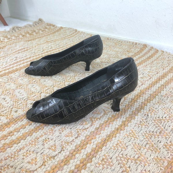 60s 70s magdesians black croc gator texture peep toe kitten heel pumps size 7 7.5 black gold classy unique ladies shoes fall fashion sandals