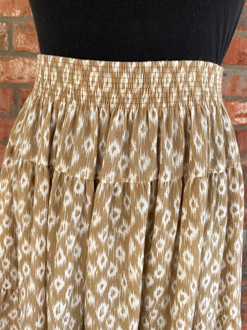 vintage beige white ikat tiered flouncy midi skirt Medium M 80s koret boho folk southwestern prairie twirly flirty feminine country skirt