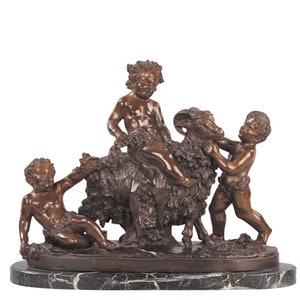 Könnte beinhalten: Eine Bronzeskulptur von drei Cherubinen, die mit einem Schaf interagieren. Die Cherubinen sind nackt und haben lockiges Haar. Die Skulptur steht auf einem schwarzen Marmorsockel.