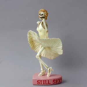 Skeleton Marilyn Monroe Polyresin Statue: Hand-Painted Collectible
