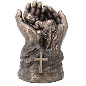 Figurka Everything is in your Hands. Chrześcijańska figurka modląca się. Rzeźba modląca się z dzieckiem w dłoni