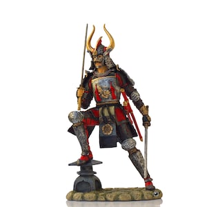 Puede incluir: Una figura detallada de un guerrero samurái con armadura completa, de pie sobre una base de piedra. El samurái sostiene una espada y tiene una expresión feroz en su rostro. La figura está pintada en tonos de rojo, negro, plata y oro.