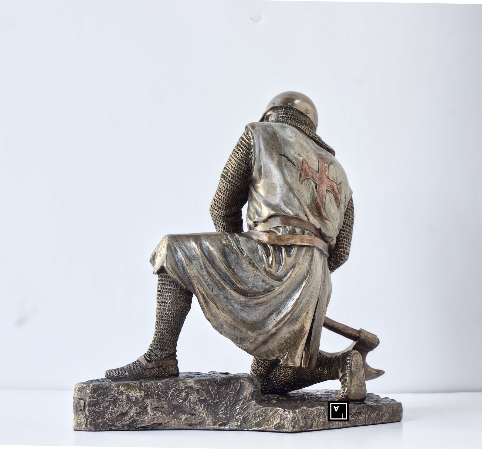 Half Kneeling Knights Templar Wielding Battle Axe Statue - Etsy