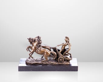 Sculpture de char en bronze d'un ancien guerrier - Socle en marbre - Statue au décor classique. Sculptures de bureau