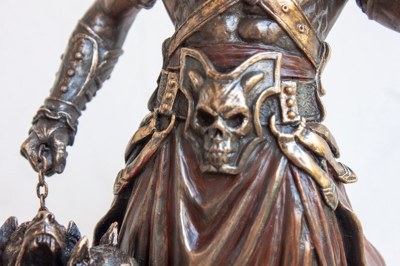 Hades med Cerberus-statyn bild 9