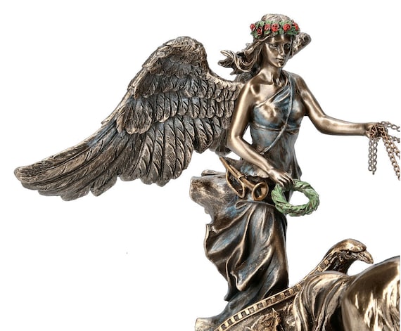 ギリシャの女神ニケがローマの戦車に乗って勝利する像 置物 彫刻
