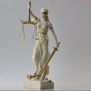 Statue aveugle de Lady Justice Themis en résine, finition or blanc, 30,5 cm (12 po.)