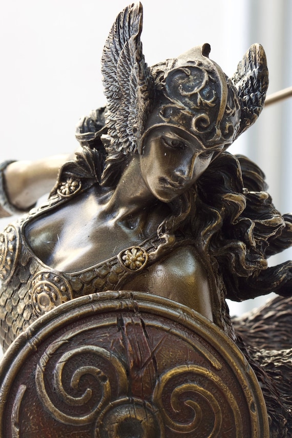 ブロンズ製のヴァルキュリー像：北欧の女神の置物 - Etsy 日本