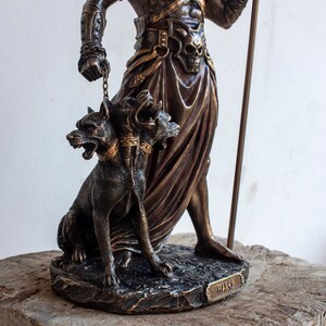 Hades med Cerberus-statyn bild 8
