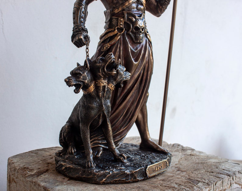 Hades med Cerberus-statyn bild 8