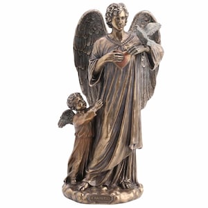 Figura de la estatua del Arcángel Chamuel