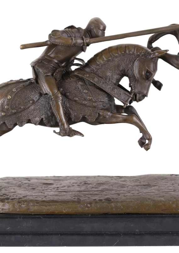 馬に乗ったブロンズ馬上槍試合の騎士の彫刻 – 中世のトーナメント決闘