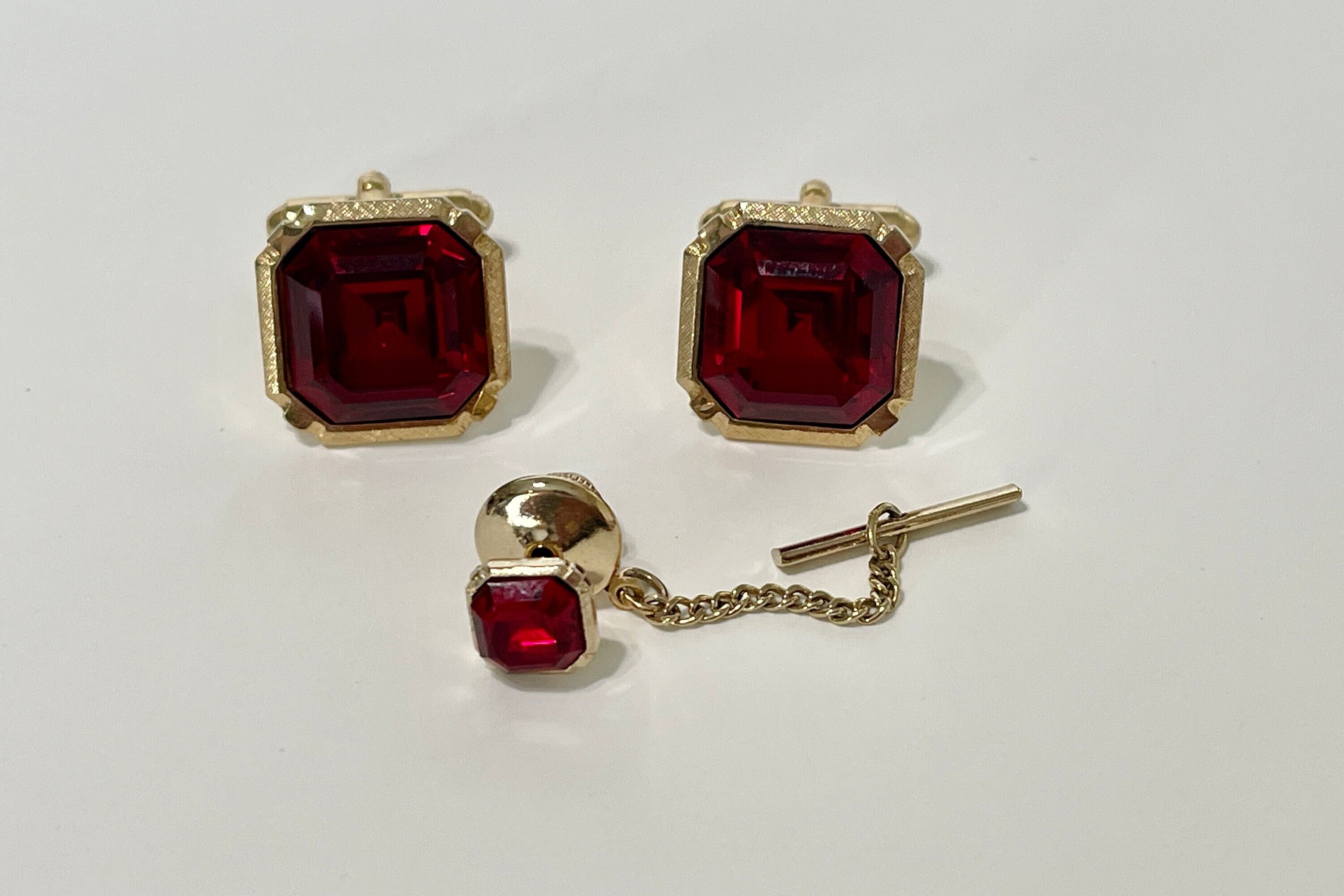Boutons De Manchette Anciens ANSON - Lucite Rouge Avec Finition Or - Style Vintage