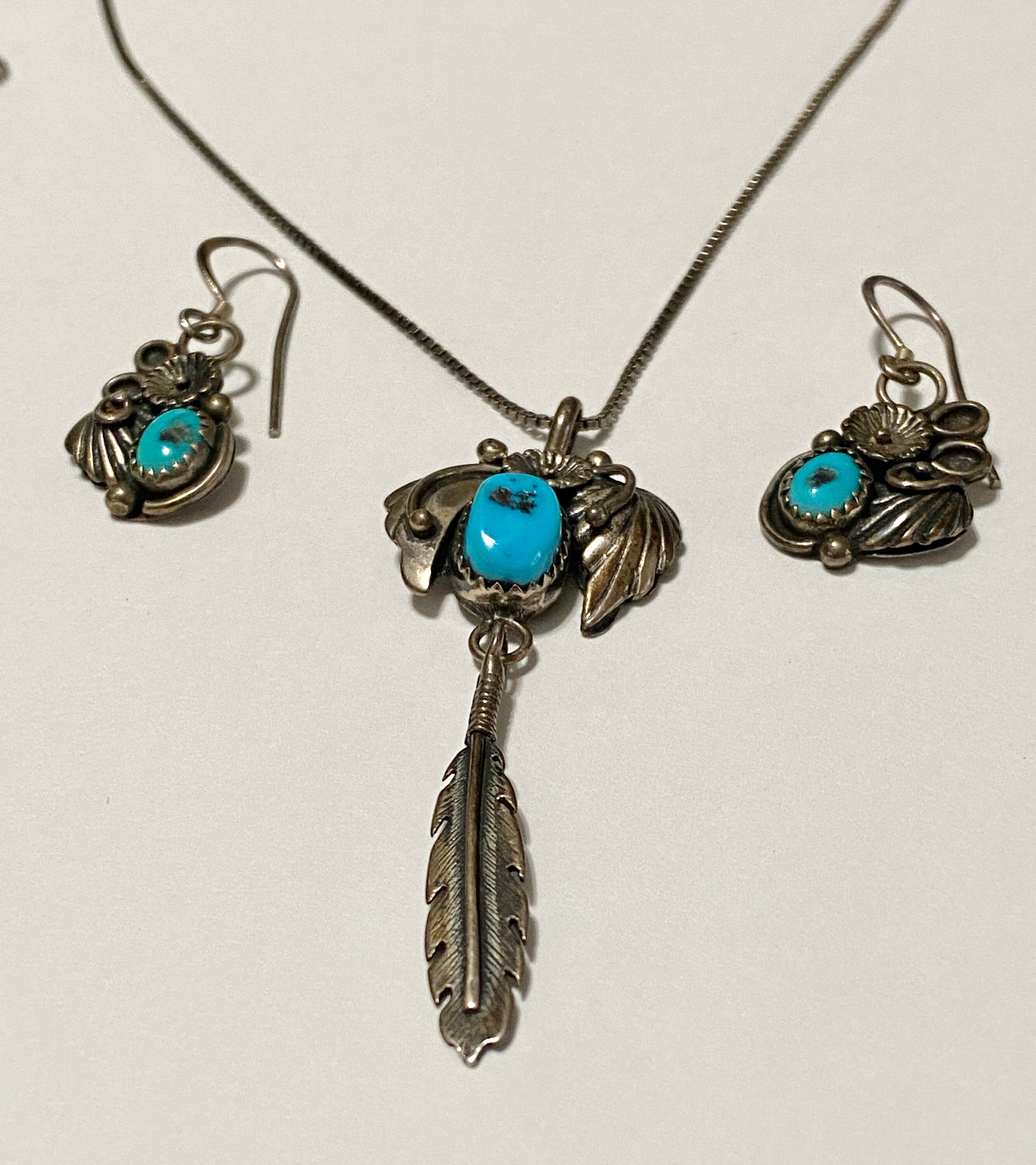 Outstanding Vintage Native American Navajo Sterling Silver Shield Feathers Collar Necklace Outstanding Vintage Native American Navajo Sterling Silver Shield Feathers Collar Necklace