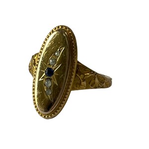 Peut inclure: Une bague ovale en or avec un saphir bleu et des perles blanches serties en forme d'&eacute;toile.