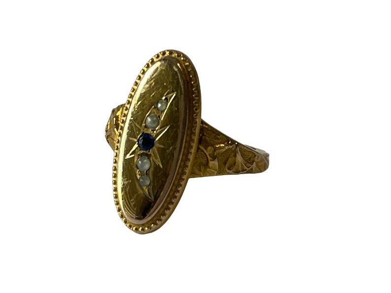 Peut inclure: Une bague ovale en or avec un saphir bleu et des perles blanches serties en forme d'&eacute;toile.
