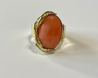 Vintage 18k Yellow Gold Angel Skin Coral Ring: 1970s Statement Jewelry, Size 8 1/2