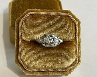 Antique Art Deco 18k White Gold Filigree Diamond Ring: European Cut