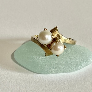 Vintage Cultured Pearl Bypass Ring - 10k Yellow Gold Toi et Moi Pearls - Retro Size 7 1/4 June Birthstone 1940’s Fine Jewelry