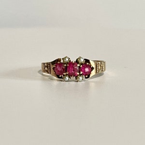 Pierścionek wiktoriański z różowego złota próby 10k: imitacja rubinu i perły, rozmiar 8,5