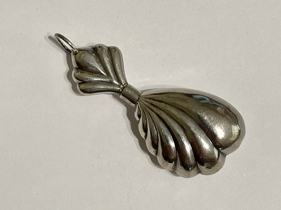 Vintage Sterling Silver Puffed Scallop Design Per… - image 4