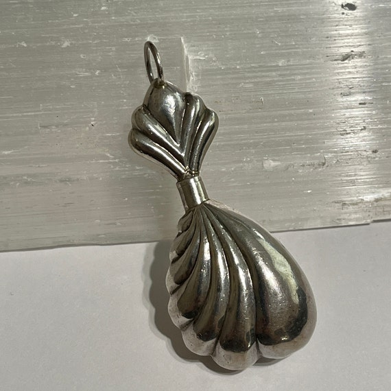 Vintage Sterling Silver Puffed Scallop Design Per… - image 1