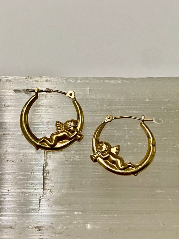 Cherub Angels blowing a horn Hoop Earrings / 14k g