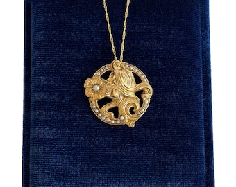 Collar Art Nouveau con colgante de perla de semilla en oro de 14 k: Mujer oliendo una flor, circa 1900