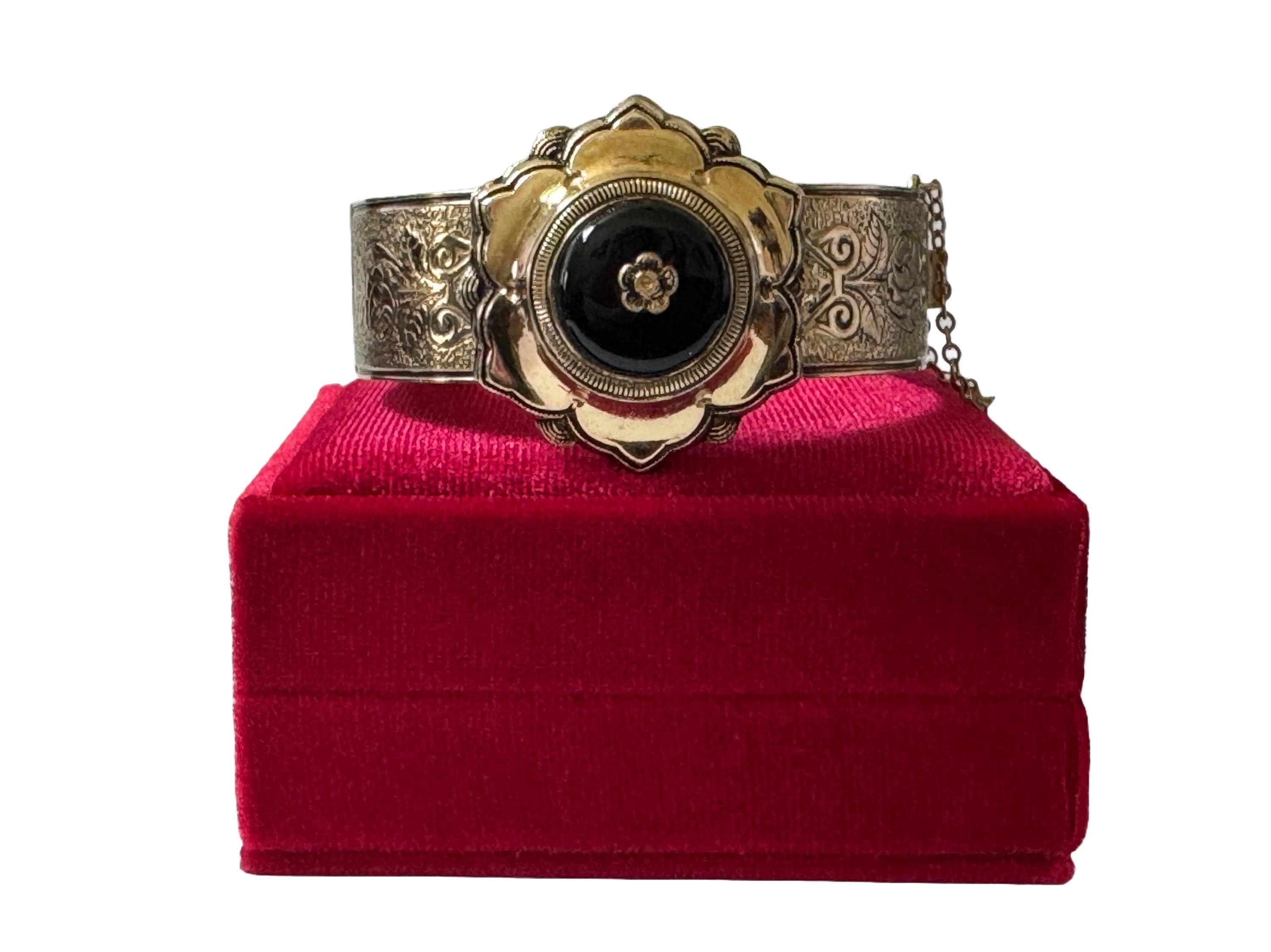 Vintage Coro Black and Gold Women\'s Bracelet Vintage Coro Gold Tone Bangle: Black Onyx Floral Bracelet  main image 2