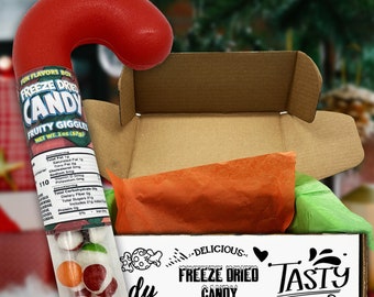 Bengala de Natal gigante recheada com 57 g de balas liofilizadas da marca Originals, perfeita para colocar nas meias de Natal. Uma ideia de presente natalino única e original.