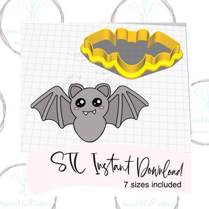 Puede incluir: Una descarga digital de siete archivos SVG de diferentes tamaños para un cortador de galletas de murciélago lindo. El murciélago tiene ojos grandes y una sonrisa de dientes. La imagen muestra un murciélago gris con un cortador de galletas amarillo en el fondo.