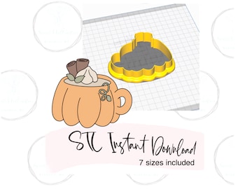 Könnte beinhalten: Ein digitaler Download einer STL-Datei für einen 3D-gedruckten Kürbisgewürz-Latte-Ausstecher. Das Bild zeigt eine Cartoon-Illustration eines Kürbisgewürz-Lattes mit Schlagsahne und Zimtstangen. Das Bild zeigt auch den 3D-gedruckten Ausstecher aus gelbem Kunststoff. Der Text "STL Sofort-Download 7 Größen enthalten" ist ebenfalls auf dem Bild zu sehen.