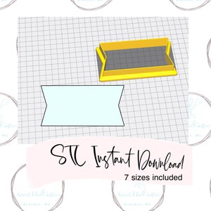 Puede incluir: Una descarga digital de un diseño de cortador de galletas de banner. La imagen muestra un cortador de galletas amarillo en forma de banner. El texto "STC Instant Download 7 sizes included" también es visible.
