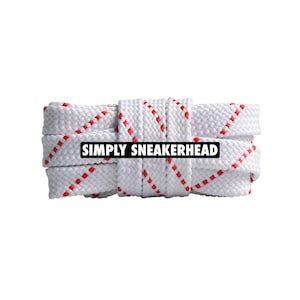 Può includere: Stringhe bianche con strisce diagonali rosse. I lacci sono raggruppati e il testo "SIMPLY SNEAKERHEAD" è visualizzato su sfondo nero. I lacci sono realizzati in un materiale tessuto.